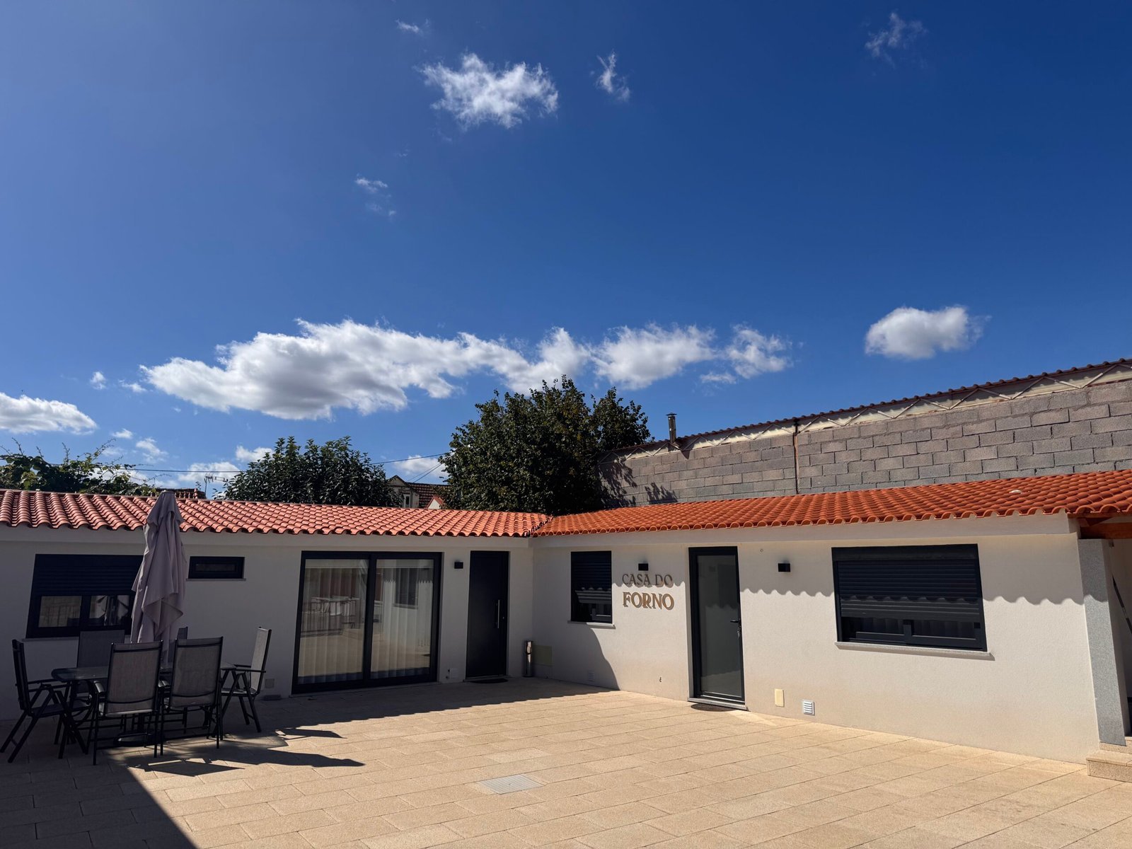 Área exterior da Casa do Forno, alojamento Matias Nature na Serra da Estrela com espaço para famílias e grupos