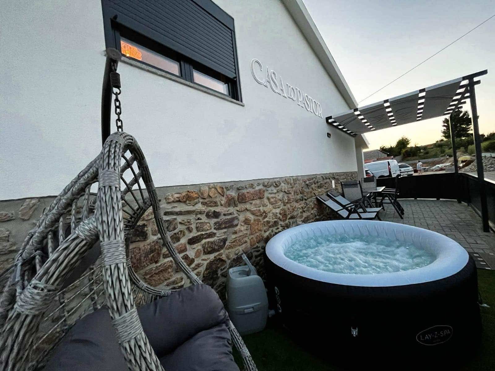 Área exterior da Casa do Pastor com jacuzzi, cadeiras de descanso e ambiente acolhedor, alojamento Matias Nature na Serra da Estrela