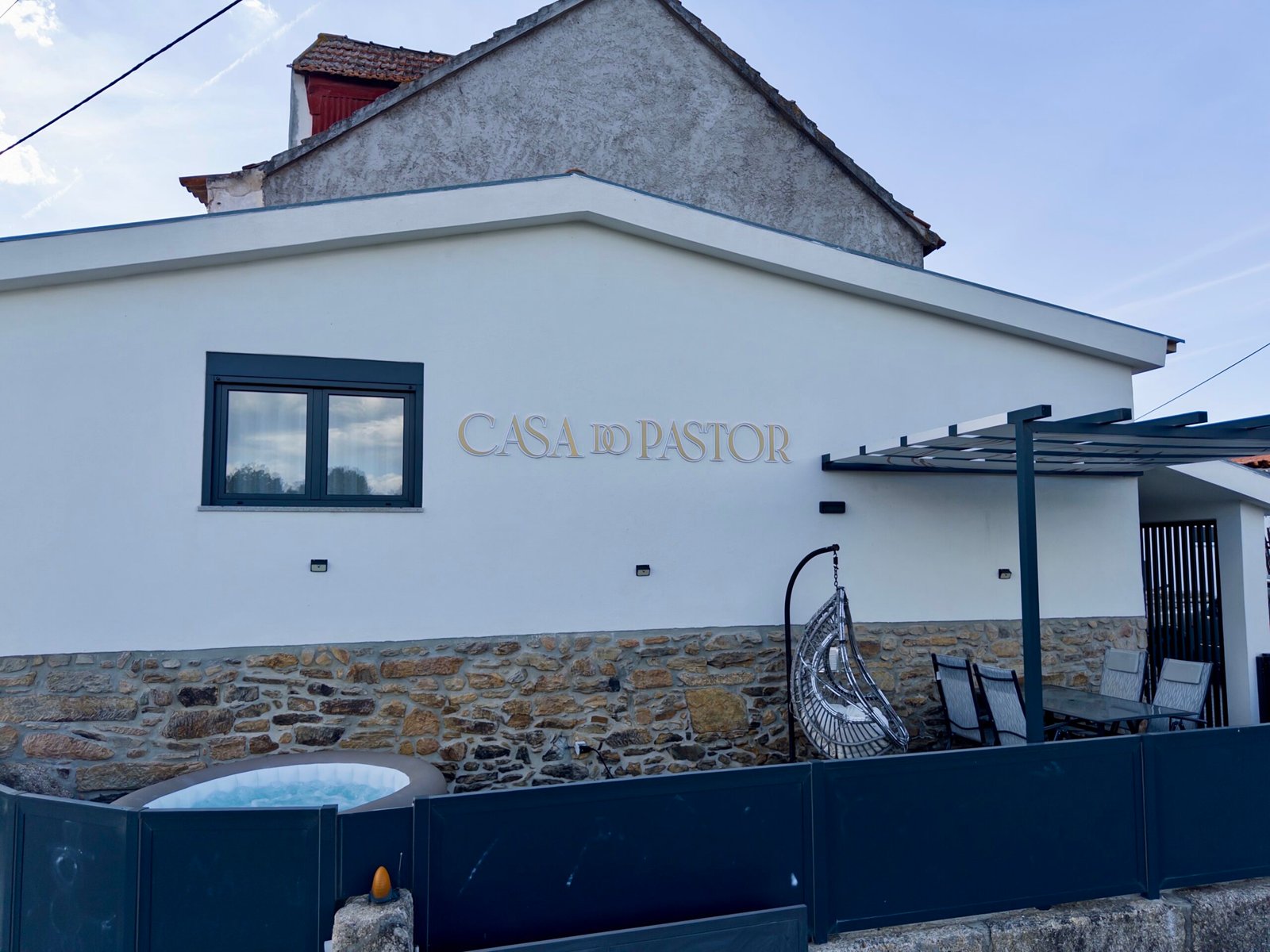 Fachada da Casa do Pastor Matias Nature com jacuzzi e espaço exterior em Carragozela, Serra da Estrela.