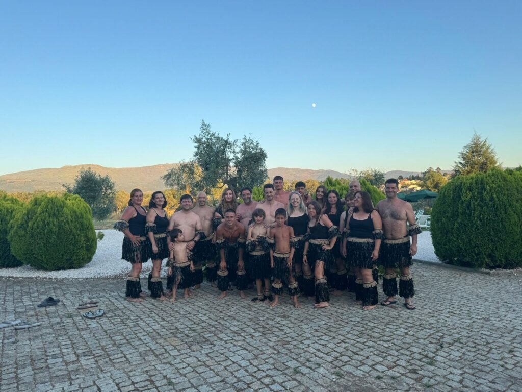 Grupo em trajes tradicionais a celebrar ao ar livre com a Serra da Estrela em fundo, experiência cultural e de convívio proporcionada pela Matias Nature