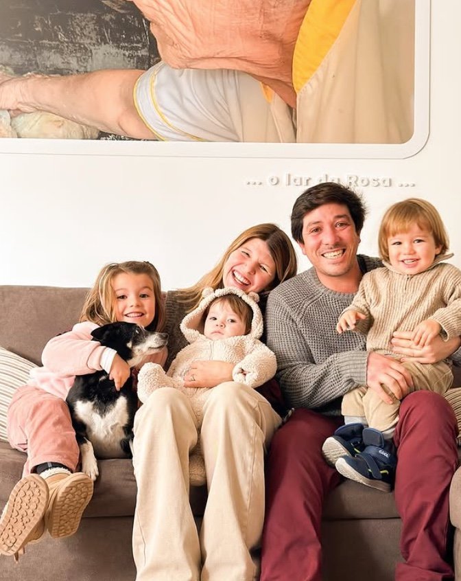 Família sorridente com crianças e cão em ambiente acolhedor, representando o espírito familiar e pet friendly dos alojamentos Matias Nature na Serra da Estrela